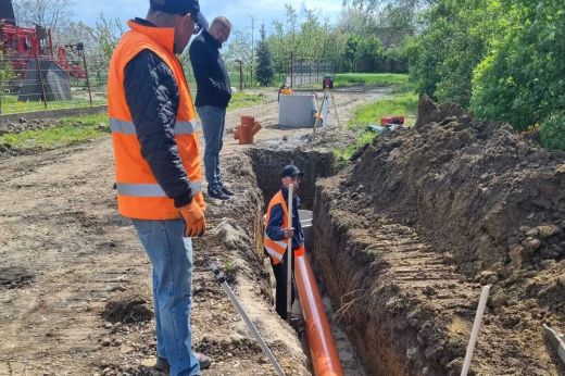 Pusztadaróc. Megkezdődött a szennyvízhálózat kiépítése Atyában