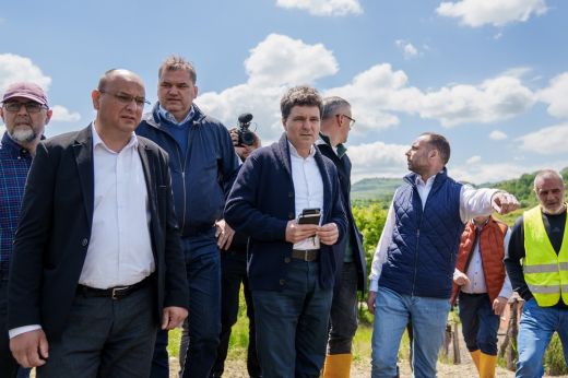 Senkit sem hagyunk magára – ígérte Nicușor Dan a vízzel elárasztott parajdi sóbányányál