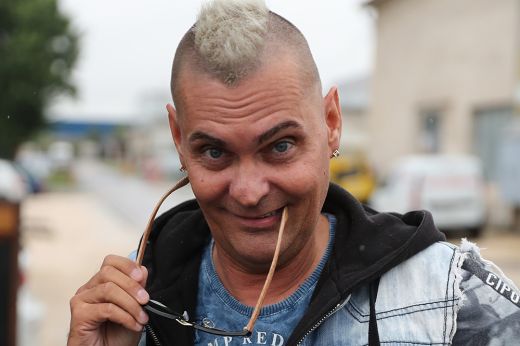 Nem mindennapi járművel utazott MC Hawer – fotó