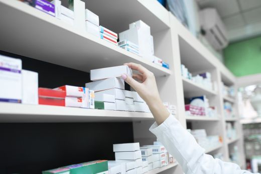 Óriási pénzösszeget lopott el egy szatmári gyógyszertárból egy fiatal nő