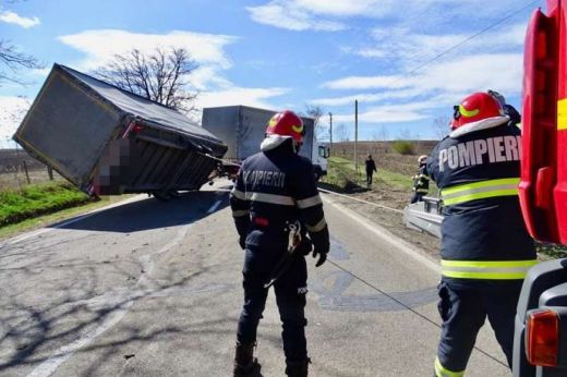 Mozgásban lévő kamion pótkocsiját borította fel a szél Botoşani megyében