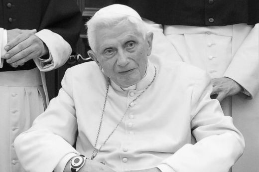 Elhunyt XVI. Benedek nyugalmazott pápa