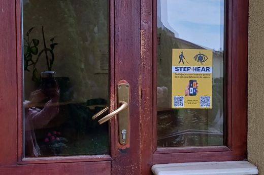 Új akadálymentesítő rendszer segíti a látás- és hallássérülteket az AJPIS épületében