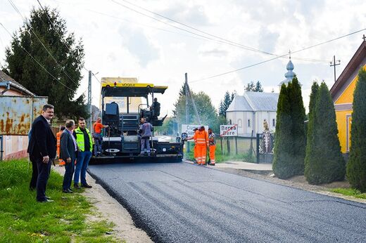 Folytatódnak a megye útjain az időszakos javítási és korszerűsítési munkálatok