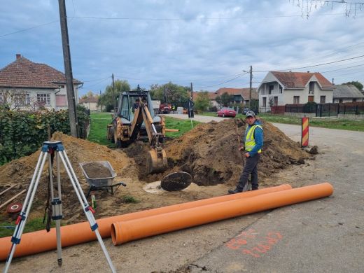 Pusztadaróc. Építik a petei csatornahálózatot. Atyában aszfaltozni fognak jövőre