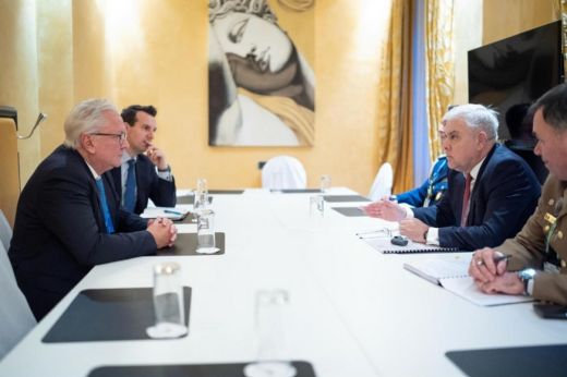 A Rheinmetall hadiipari vállalat képviselőivel tárgyalt Münchenben a védelmi miniszter