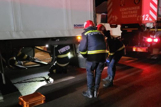 Árokba csúszott egy kamion Józsefházán. A tűzoltók közbelépésére volt szükség