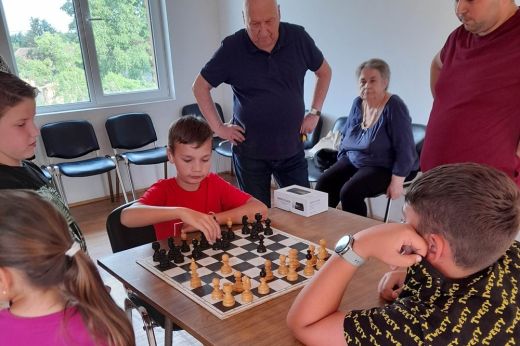 Vetés. Beindult a Sakk-Klub a községben