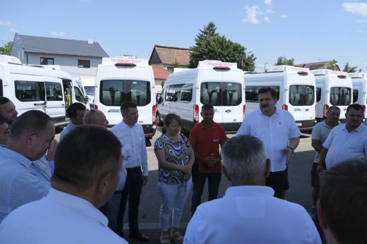 Elektromos iskolabuszok tizenhárom Szatmár megyei községnek