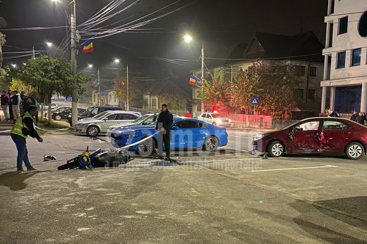 Személygépkocsi és robogó ütközött, két fiatal súlyosan megsérült