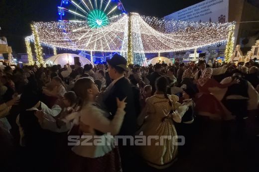 Néptánc flashmob: pörgős szatmári táncok hódították meg a karácsonyi vásárt - Képgaléria, VIDEÓ