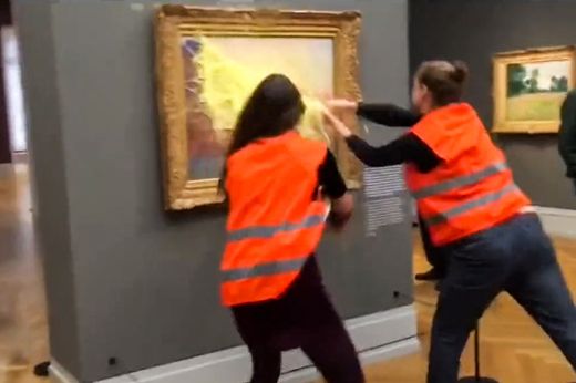 Krumplipürével öntötték le Monet legdrágább festményét klímaaktivisták Németországban