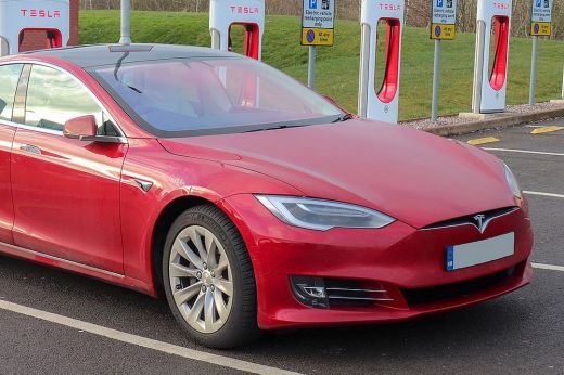 Több százezer autót hív vissza a Tesla az önvezető rendszerének hiányossága miatt