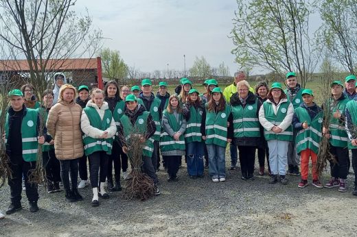 A márciusi e-hulladékgyűjtő akcióban segédkező önkéntesekkel ültetett fát az Élet Fája Egyesület