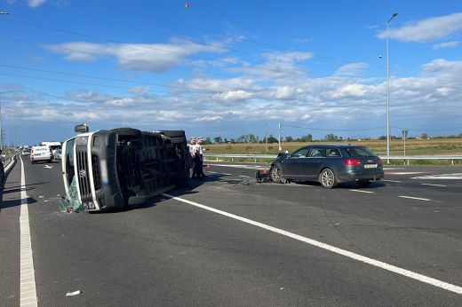 Súlyos közlekedési baleset Szatmárnémetiben: egy személyszállító kisbusz az oldalára dőlt - VIDEÓ