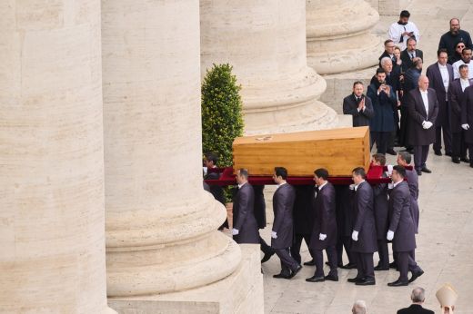 Pápának kijáró ceremóniával vettek végső búcsút a volt egyházfőtől