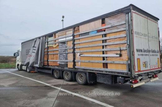Több mint 13 tonna használt holmit próbáltak meg papír nélkül behozni Peténél az országba