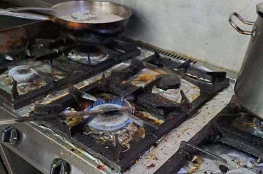A konyhában uralkodó körülmények miatt ideiglenesen lakat került egy szatmári étterem ajtajára - KÉPEK