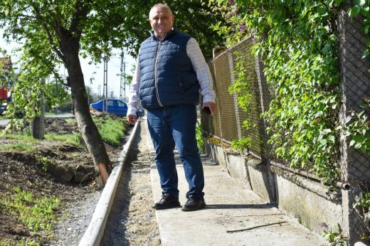 Lázári. Szélesítik a járdákat a községközpontban