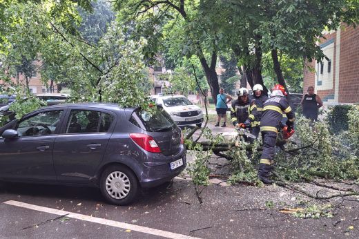 Az ország nagy részét érintő viharriasztásokat adtak ki a meteorológusok