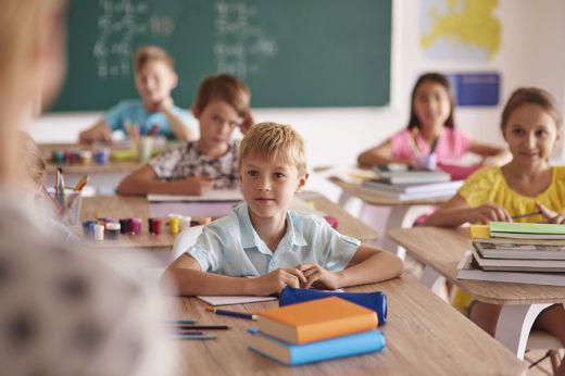 Hétfőn visszatérnek a tanulók az iskolába