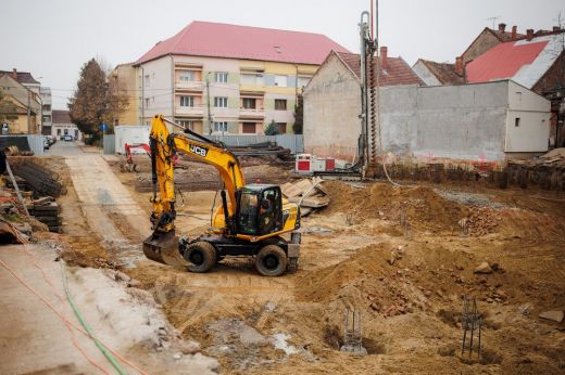 Jó ütemben zajlik a parkolóház építése