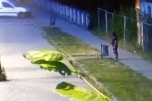 Kukákat és parkolásgátló oszlopokat rongált dühében egy nagykárolyi férfi – VIDEÓ