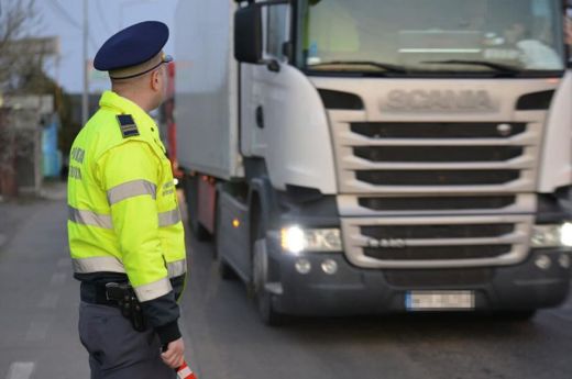 A kánikula miatt továbbra is korlátozzák a 12 tonnánál nagyobb össztömegű járművek forgalmát