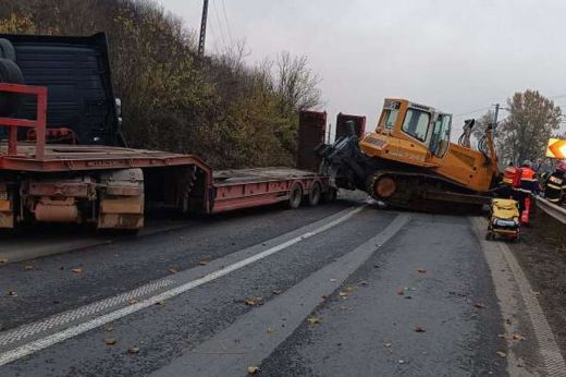 Arad megye: lezuhant egy trélerről egy markológép, egy fiatal nő meghalt