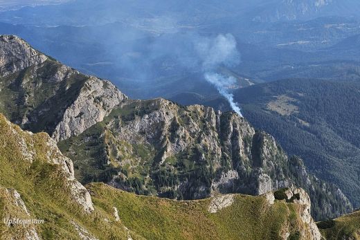 Bambi Bucket rendszerrel ellátott Black Hawk helikopterekkel oltják az erdőtüzeket Prahova és Vâlcea megyében