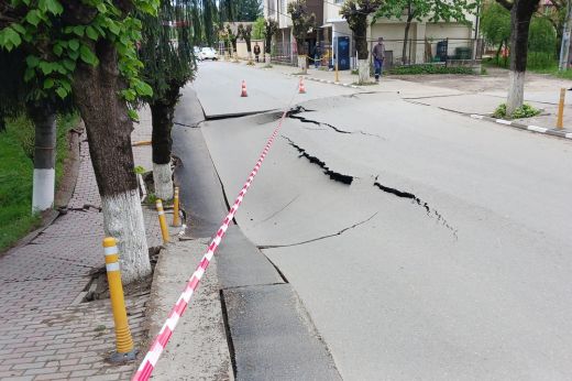 Beszakadt úttest Slănicon: újabb 20 centimétert süllyedt a talaj