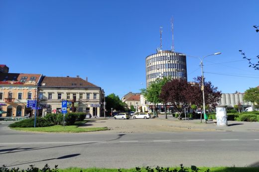 Intézkedő parkolóőrre támadt egy nő Szatmárnémetiben