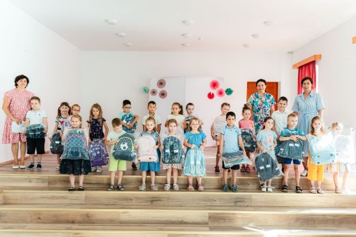 Iskolatáska-program: A Refiben és a Rákócziban csütörtökön adták át a Rákóczi Szövetség ajándék iskolatáskáit