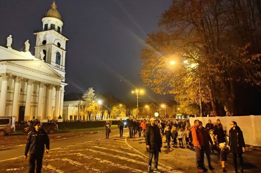 Lampionok fénye töltötte be Szatmárnémeti régi főterét