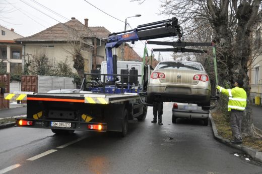 Tervezet: a rendőrség nemcsak az úttestről, hanem a járdáról is elszállíthatja a szabálytalanul parkoló autókat