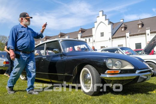 Őszi Retróparádé Nagykárolyban. Oldtimer autókiállításra várnak a kastélyvárosban