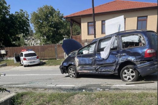Egy édesanya és két gyermeke került kórházba egy Szatmár megyei autós miatt