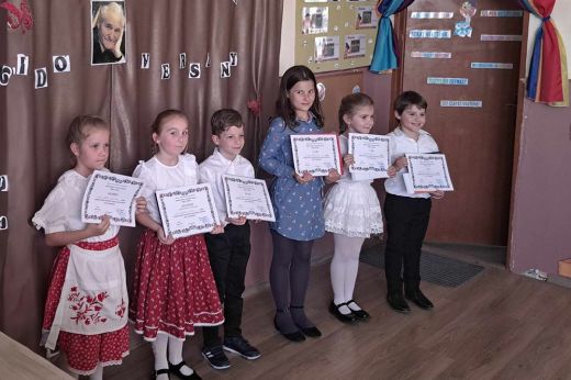 Huszonöt kisdiák szavalt nagyon ügyesen az idei Kányádi Sándor Versmondó Versenyen - Képgaléria
