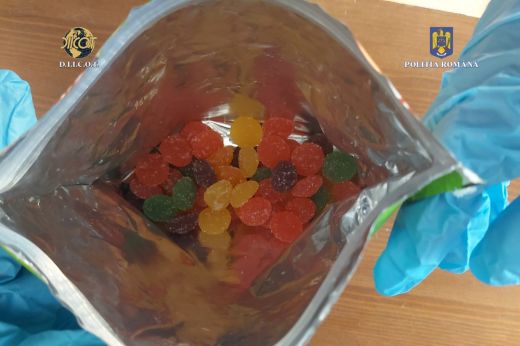 Őrizetbe vettek egy Amerikában élő román állampolgárt, akinek THC-t tartalmazó cukorkáihoz egy hároméves kislány is hozzájutott