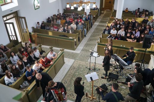 Figyelem az odafigyelő Istenre – Renditő ifjúsági istentisztelet Ombodon