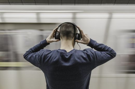 Több mint egymilliárd fiatal hallása van veszélyben