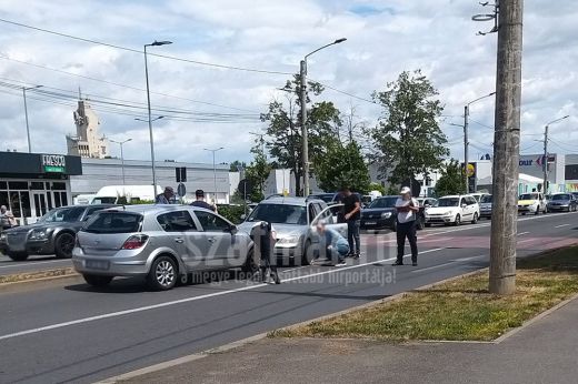 Frontálisan ütközött két gépkocsi Szatmárnémetiben a Károlyi úton