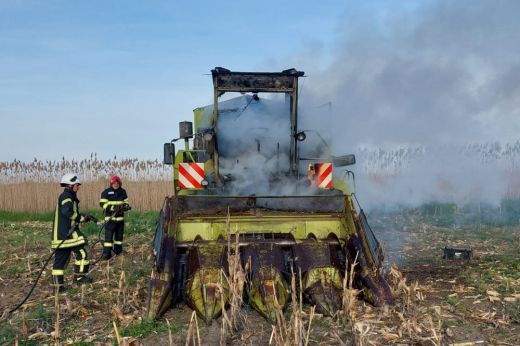 Kigyulladt egy kombájn Domahidán. A tűzoltók közbelépésére volt szükség
