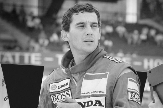Hamilton Senna 1990-es vb-győztes autóját vezeti szombaton a Brazil Nagydíjon