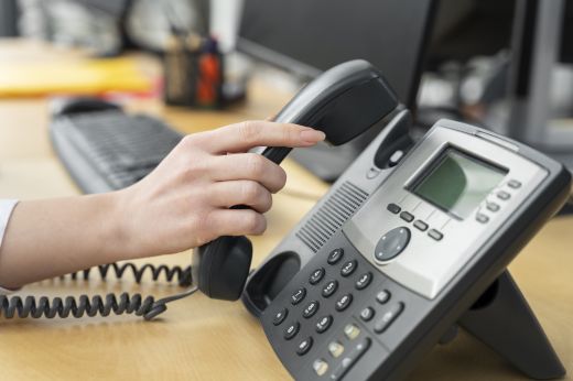 Vérünket szívó telefonszolgáltatók: ki kell-e fizetni a szerződésbontási illetéket