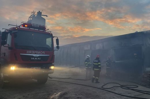 Tűz pusztított egy Szatmár megyei csirkefarmon – FOTÓ/VIDEÓ
