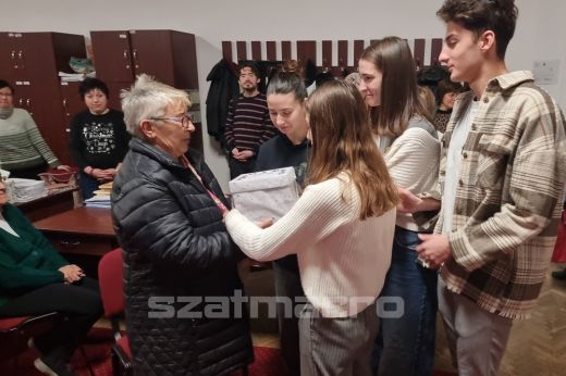 Megható átadás: személyesen vette át Pozsonyi Sámuel-Noel nagymamája a Kölcsey karácsonyi vásárának bevételét