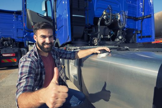 Kilencezer liter üzemanyagot adott el feketén, az őt foglalkoztató cég háta mögött egy Szatmár megyei kamionos