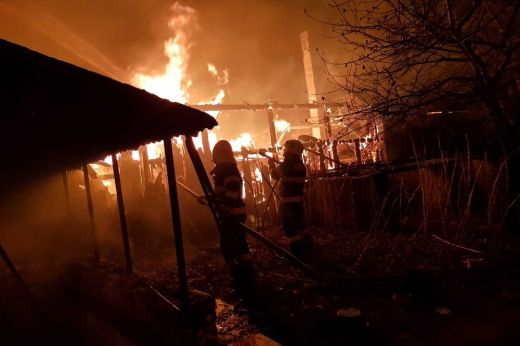 Óriási lángokkal égett egy melléképület. A nagy szél miatt fennállt a veszélye a tűz továbbterjedésének