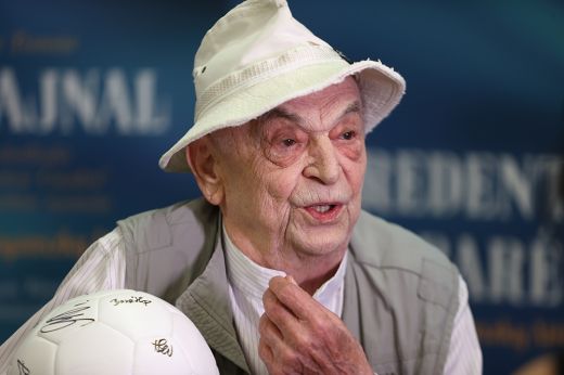 Ünnepélyes pillanat: Bodrogi Gyula és Reviczky Gábor is átvette a jubileumi diplomáját